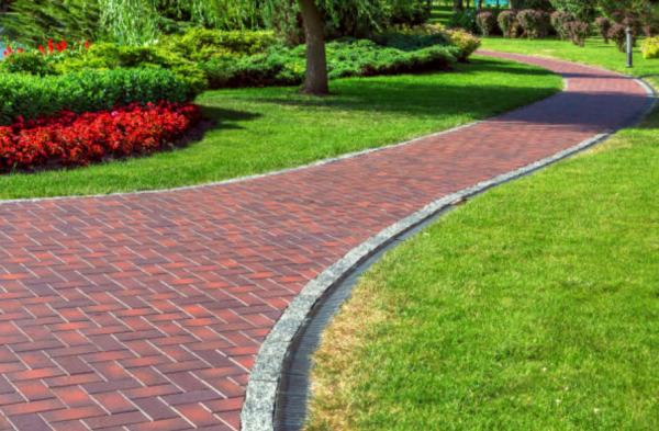 Taman dengan jalan setapak bata merah